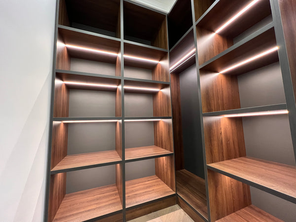 Подсветка мебели: теплый цвет освещения полок шкафа