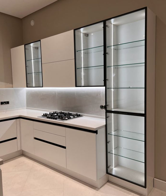 Подсветка кухни: Нейтральный цвет освещения белой кухни со стеклянным шкафом
