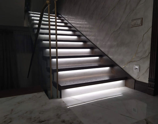 Подсветка лестницы: Нейтральный цвет освещения ступеней деревянной лестницей